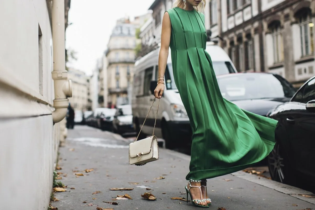 Poslovite se od bele barve za novo leto: Trendovski odtenek za privabljanje obilja v letu 2026