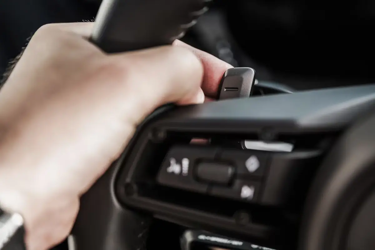 Znaki prevar z kilometrino: Kako preveriti rabljeni avto in se izogniti prevaro