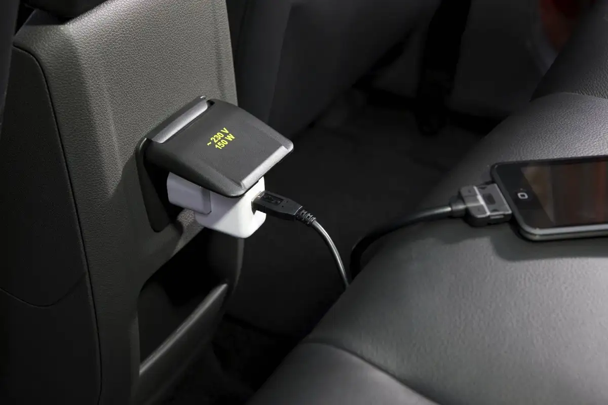 Kaj v avto nikoli ne smete vtakniti v 12-voltno vtičnico – sicer bo drago, nevarno in neprijetno