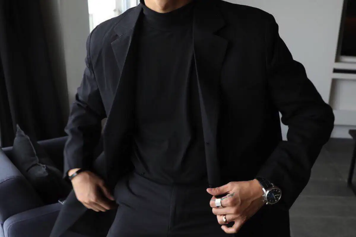 Katera barva oblačil izda negotovost – psihologija barv razkriva, zakaj se skrivamo pred svetom