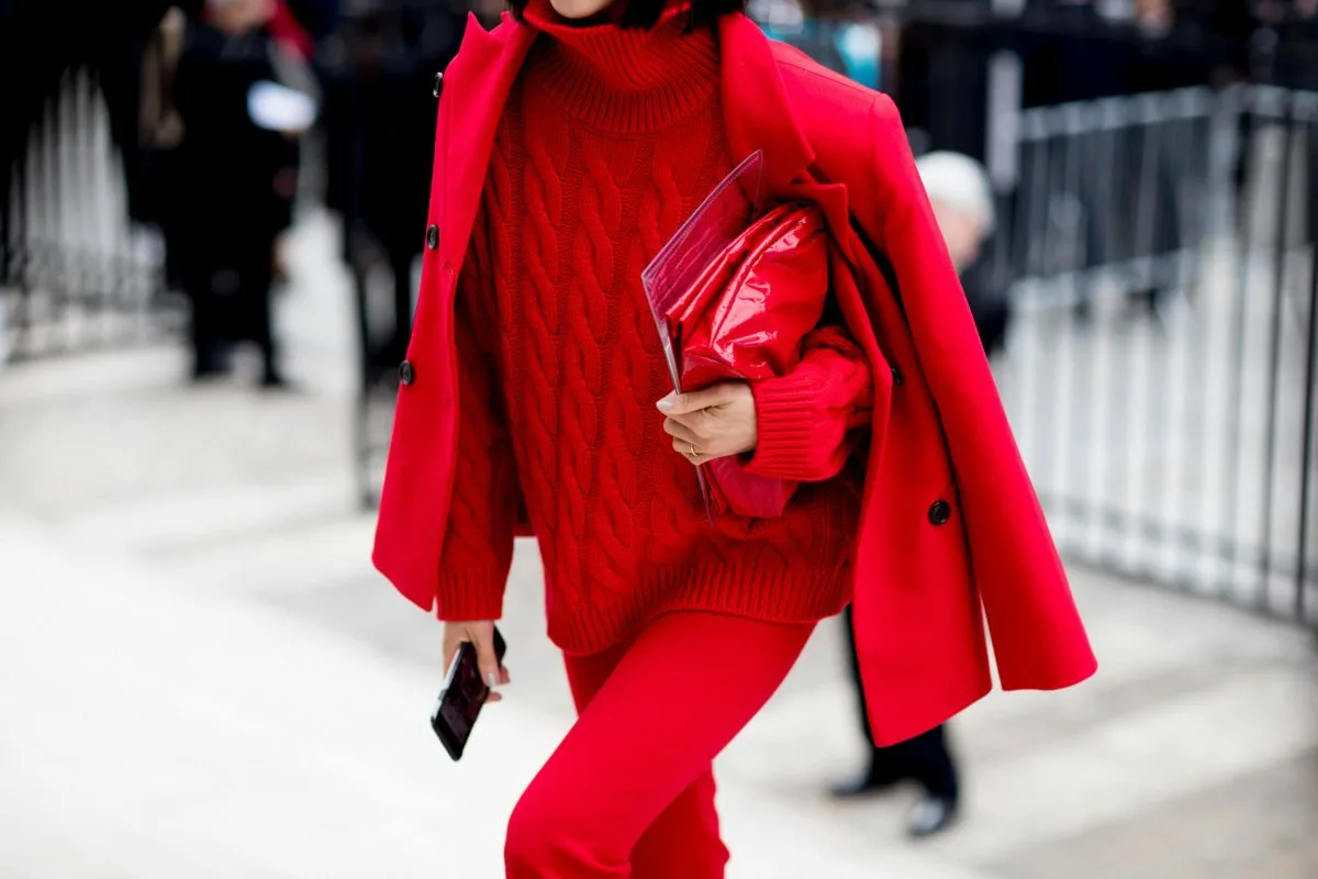 Katera barva oblačil izda negotovost – psihologija barv razkriva, zakaj se skrivamo pred svetom