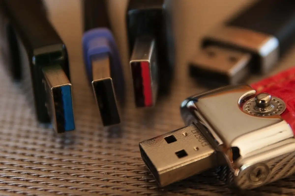 Kaj pomenijo barve v USB-kablih – tega niste vedeli