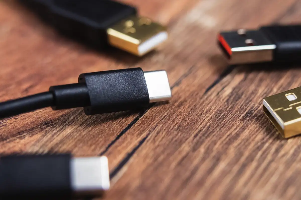 Kaj pomenijo barve v USB-kablih – tega niste vedeli