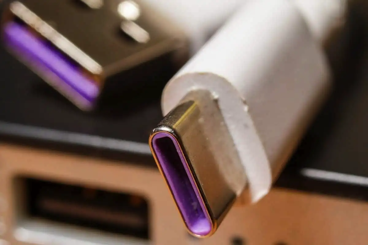 Kaj pomenijo barve v USB-kablih – tega niste vedeli