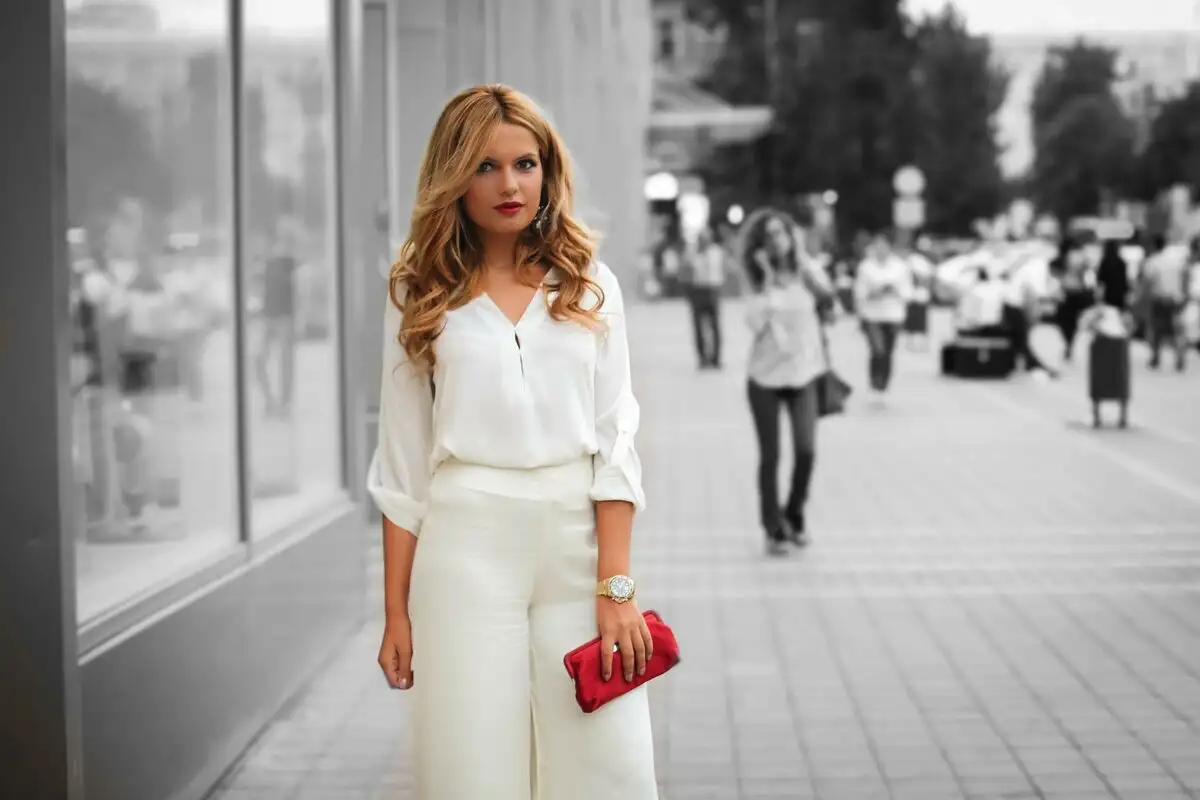 Kateri barvni odtenki oblačil pomlajujejo žensko: stilisti razkrijejo 6 preizkušenih izbir