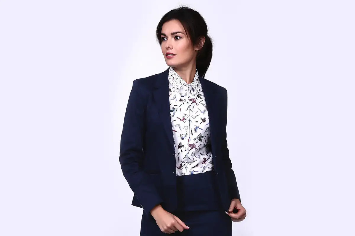 Kateri barvni odtenki oblačil pomlajujejo žensko: stilisti razkrijejo 6 preizkušenih izbir