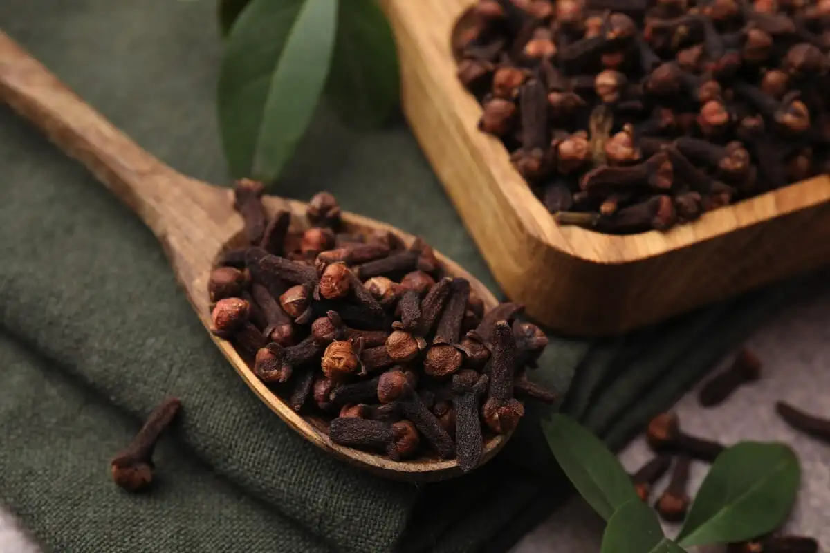 Čaj s klinčki in limono: pijača, ki krepi imunski sistem