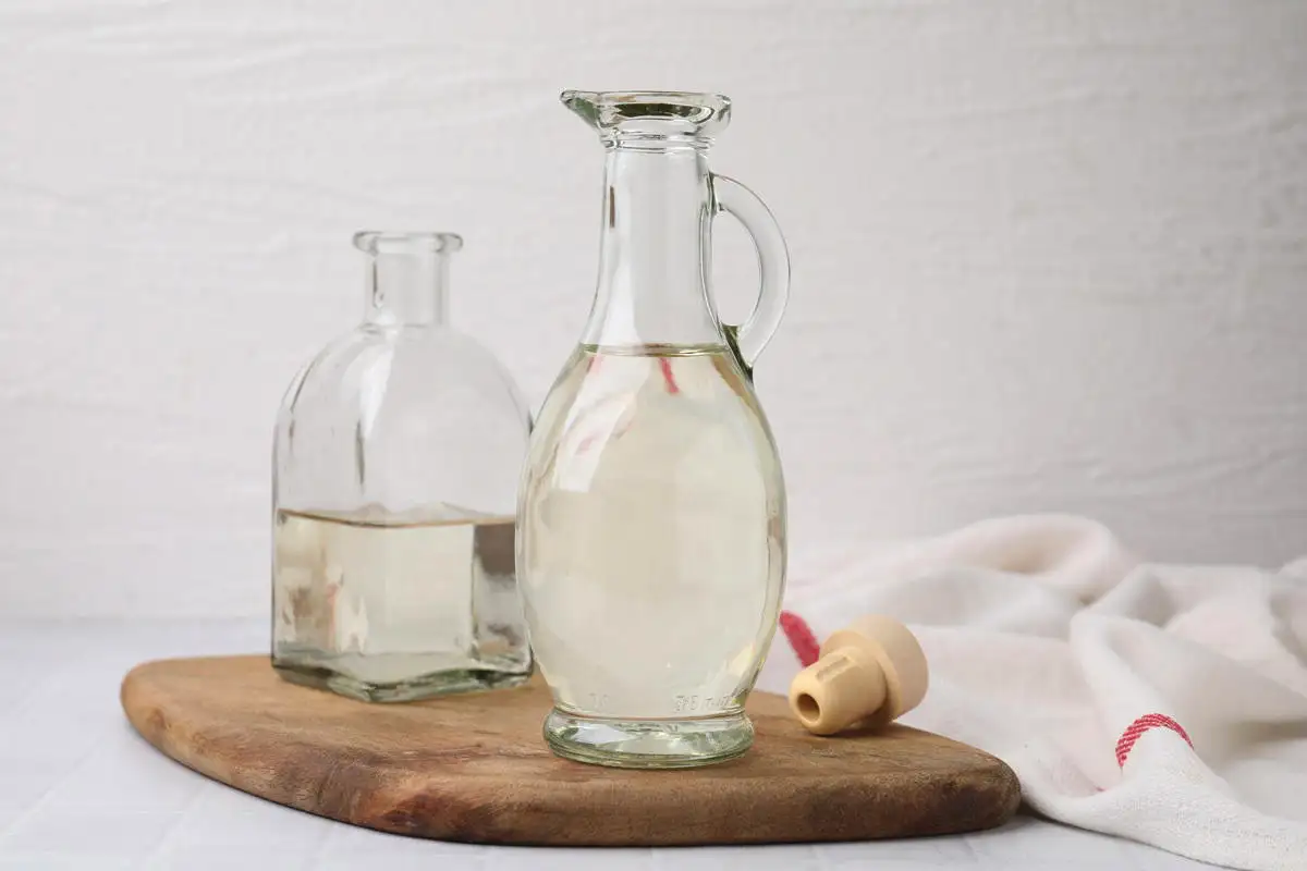 Čiščenje pod kavčem s kisom – zakaj to delaš enkrat tedensko in kako ti spremeni celo dnevno sobo