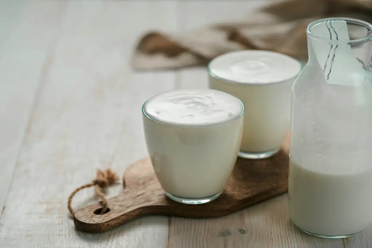 Preprost čokoladni kolač na kefirju, ki ga spečete brez mešalnika in tehtnice