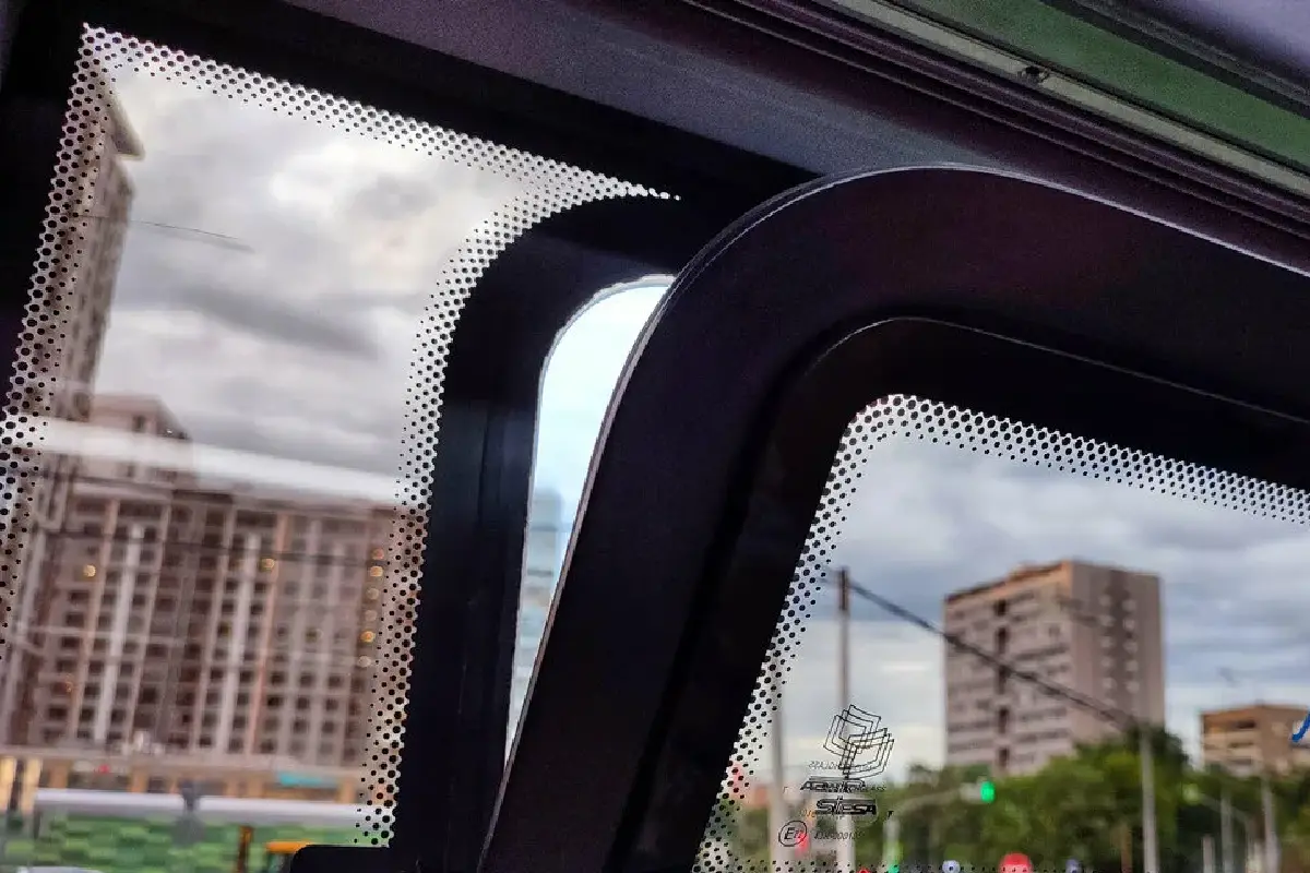 Črna pikčasta linija na oknih avtobusov: majhen detajl, ki rešuje življenja