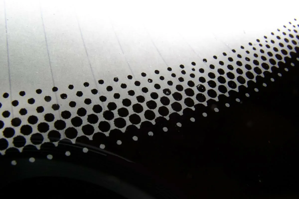 Črna pikčasta linija na oknih avtobusov: majhen detajl, ki rešuje življenja