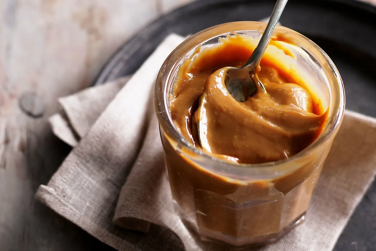 Domači dulce de leche: Babicin recept za zlato kremo, ki jo narediš s štirimi sestavinami