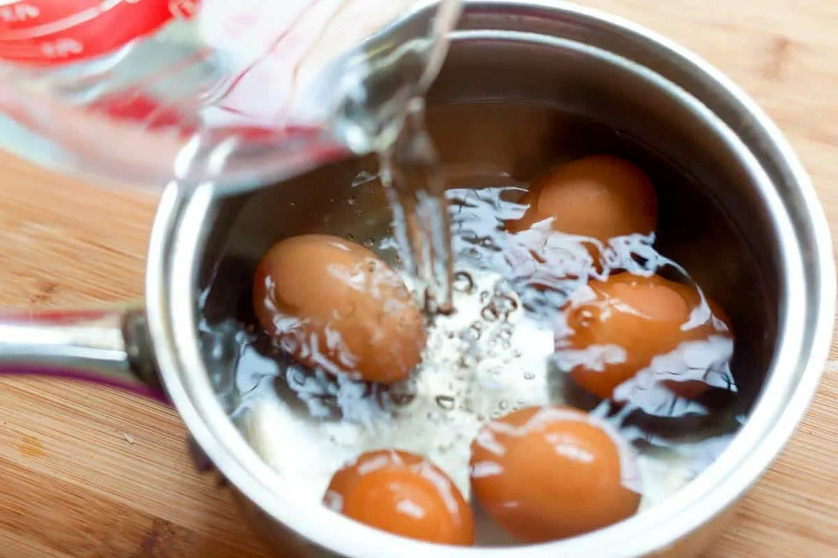 Kako enostavno olupiti jajca: Preverjeni triki, ki res delujejo – in miti, ki jih pozabite