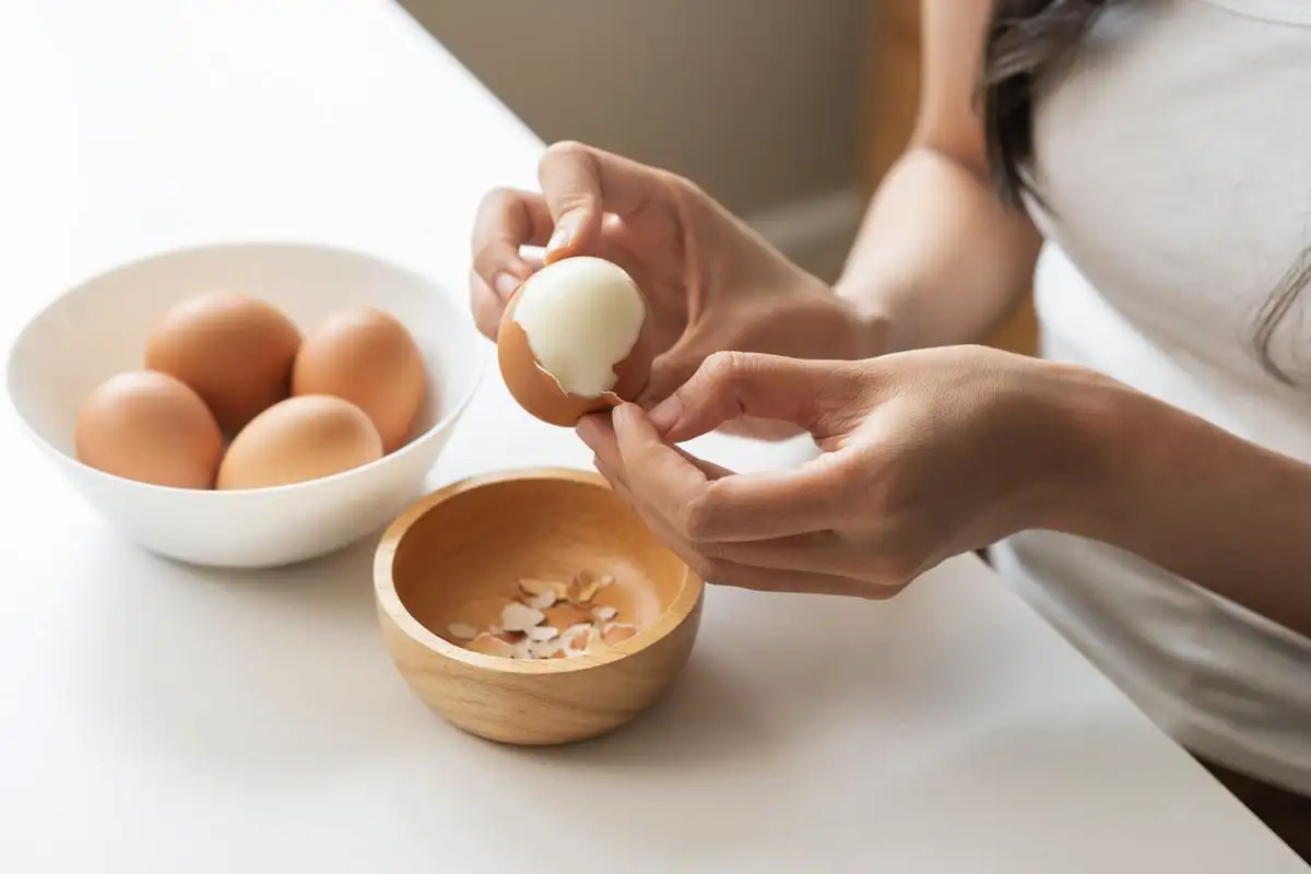 Kako enostavno olupiti jajca: Preverjeni triki, ki res delujejo – in miti, ki jih pozabite