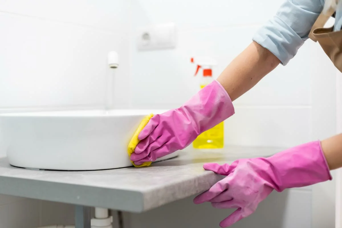 Kako globinsko očistiti kopalnico in jo ohraniti brezhibno 15 dni
