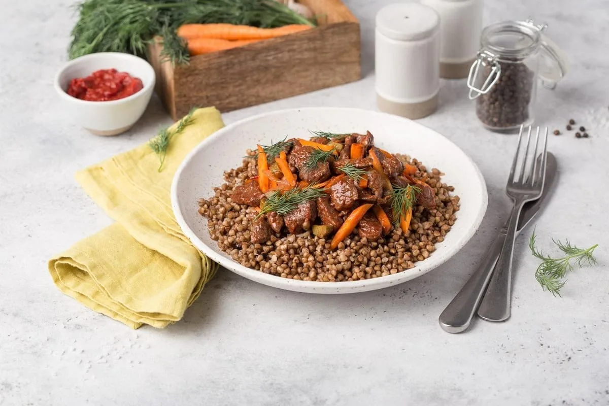 Golaž iz govedine s omako kot v sovjetski menzi