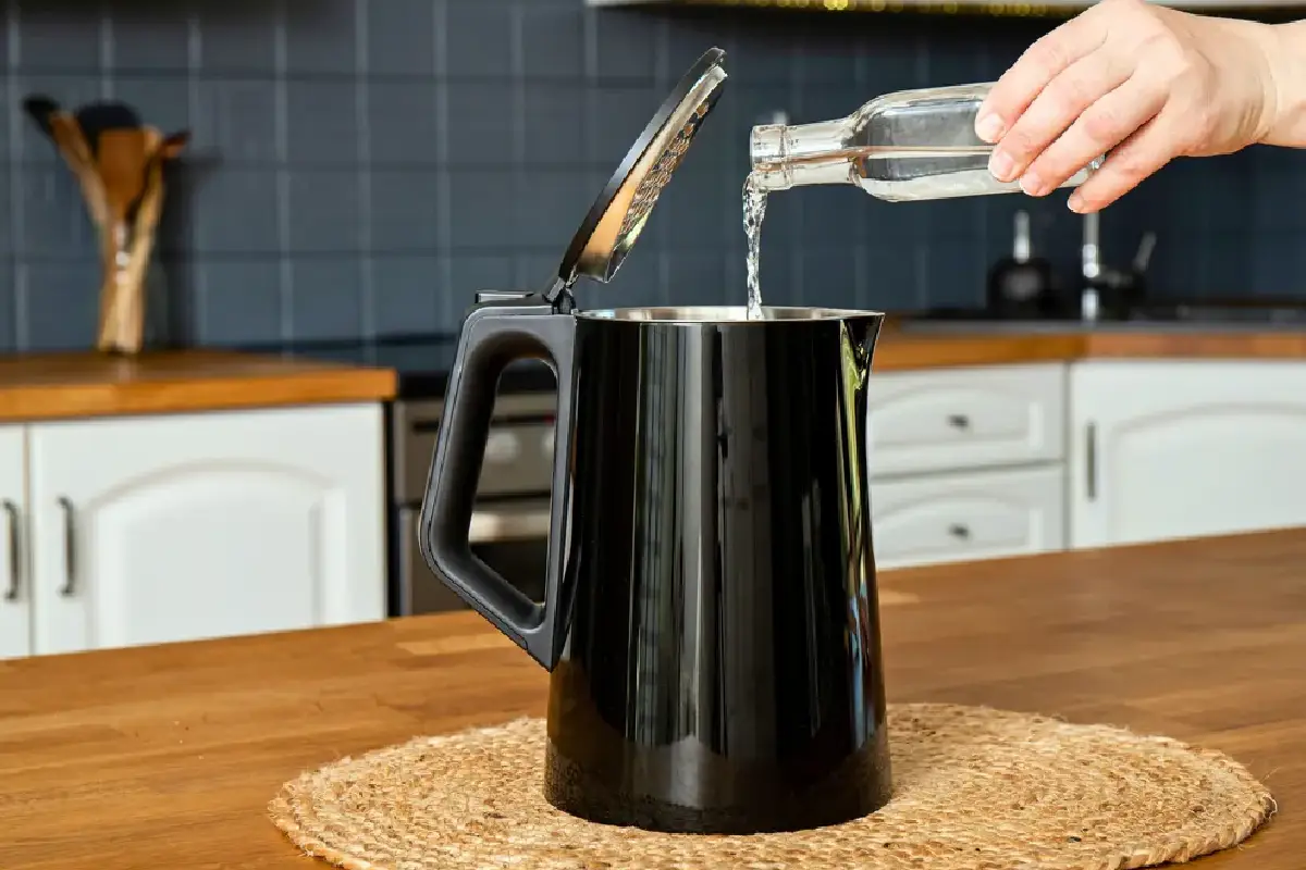 Je nevarno piti vodo iz plastenke ali grelnika z vodnim kamnom?