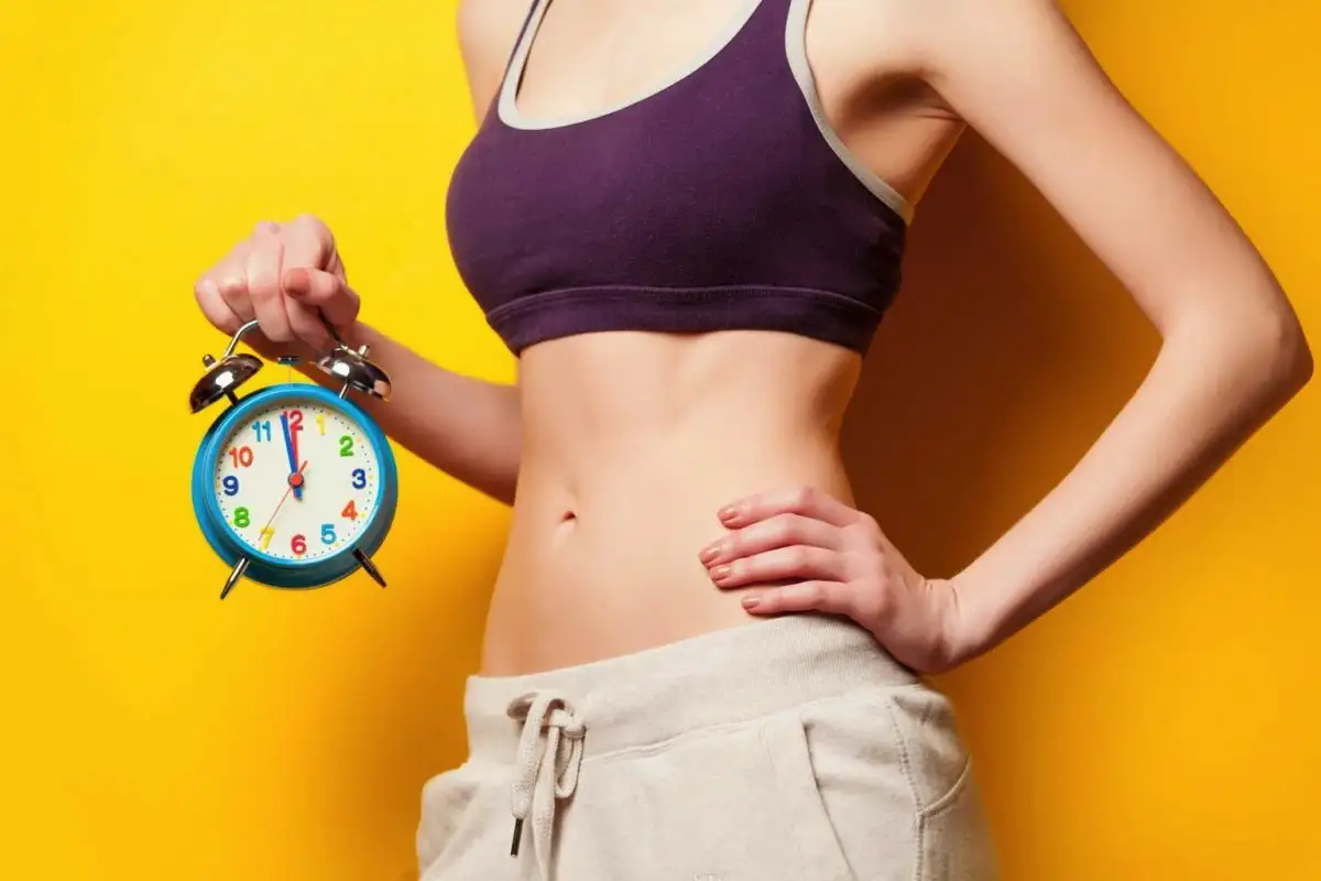 Intervalno postenje in anksioznost: Kdaj vam pomaga in kdaj poslabša tesnobo