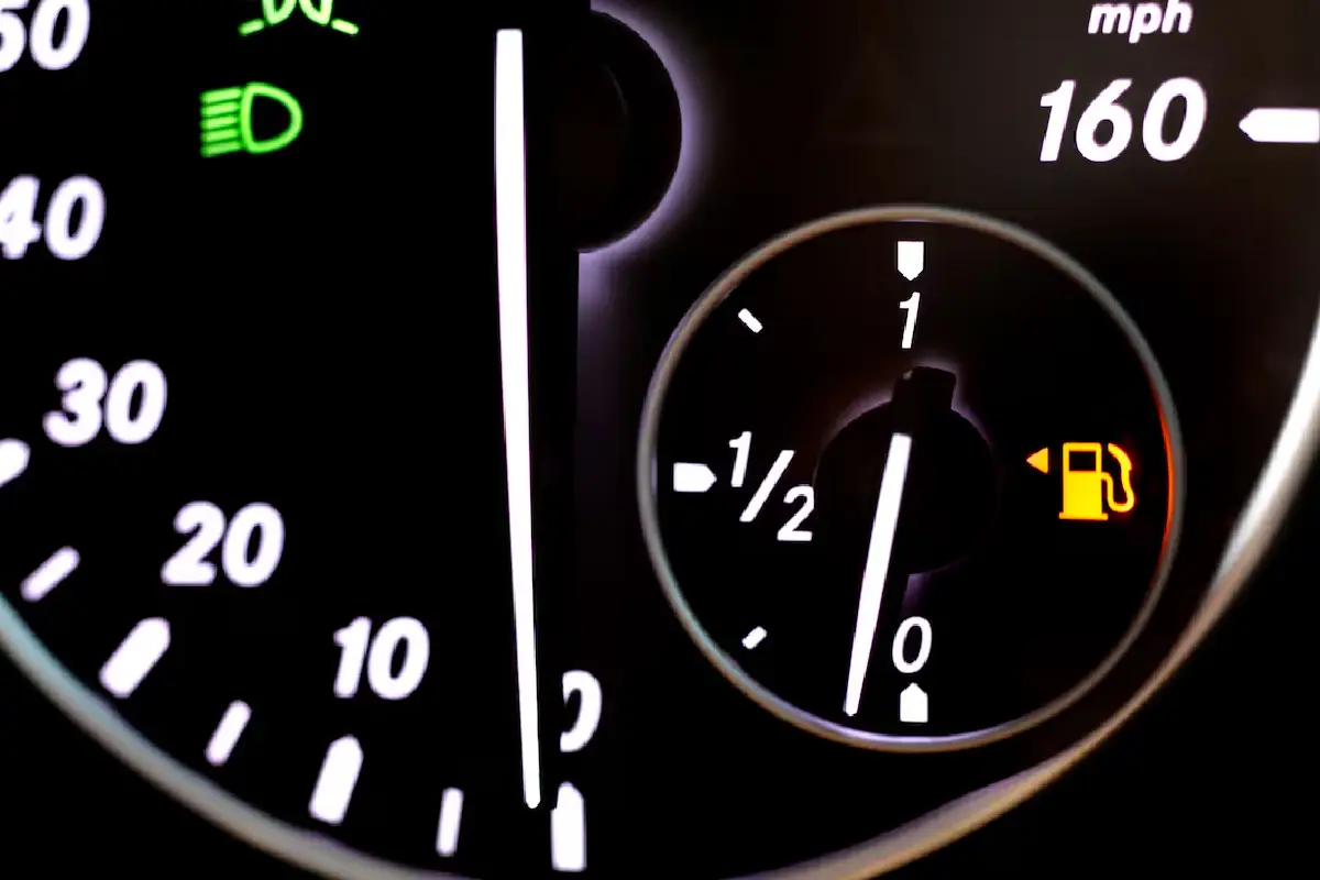 Skrivnost kazalnika goriva, ki vam reši dan in denar