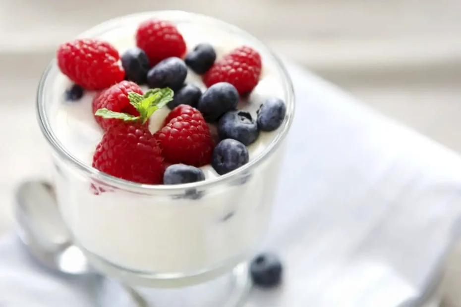 Kislo mleko z jagodičevjem: Slovenski jogurtov napitek za prebavo, kot so ga pripravljale babice