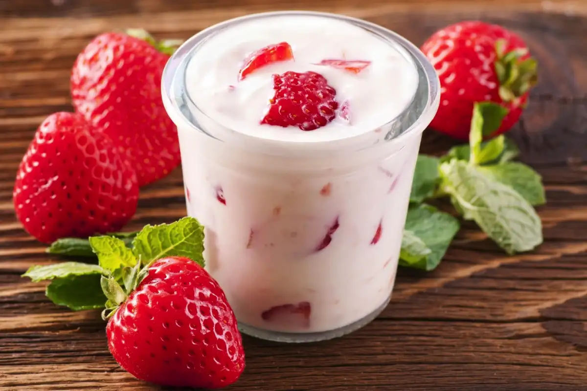 Kislo mleko z jagodičevjem: Slovenski jogurtov napitek za prebavo, kot so ga pripravljale babice