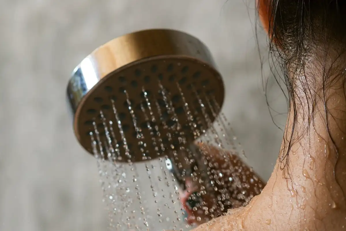 Preverjanje Life Hacka: Ali Kontrastni Tuš Resnično Pomaga Pri Hitrejšem Prebujanju?