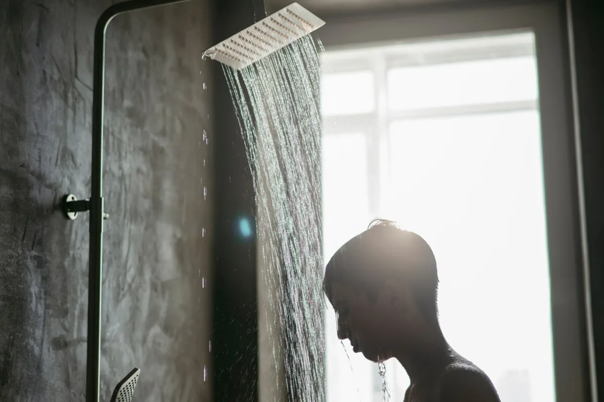 Preverjanje Life Hacka: Ali Kontrastni Tuš Resnično Pomaga Pri Hitrejšem Prebujanju?