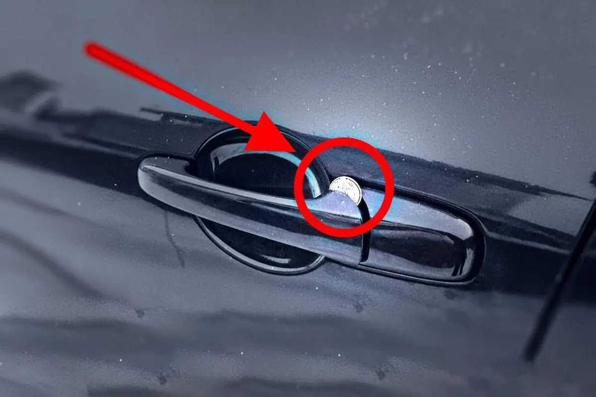 Priljubljena shema kraje: Zakaj kriminalci puščajo kovanec v ročaju avtomobila