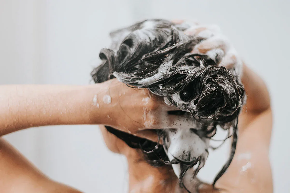 Kako Doseči, Da So Lasje Gladki in Sijoči: Popoln Vodnik za Domačo Nego