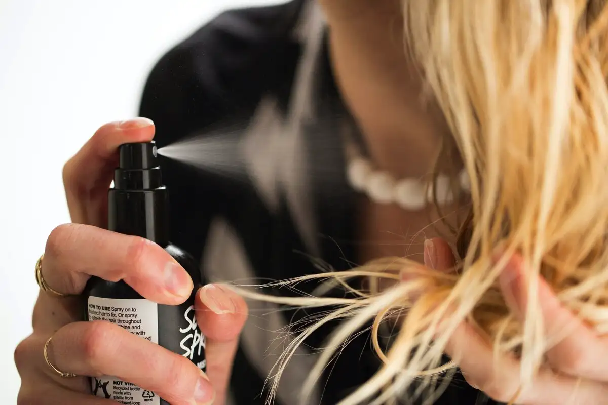 Kako Doseči, Da So Lasje Gladki in Sijoči: Popoln Vodnik za Domačo Nego