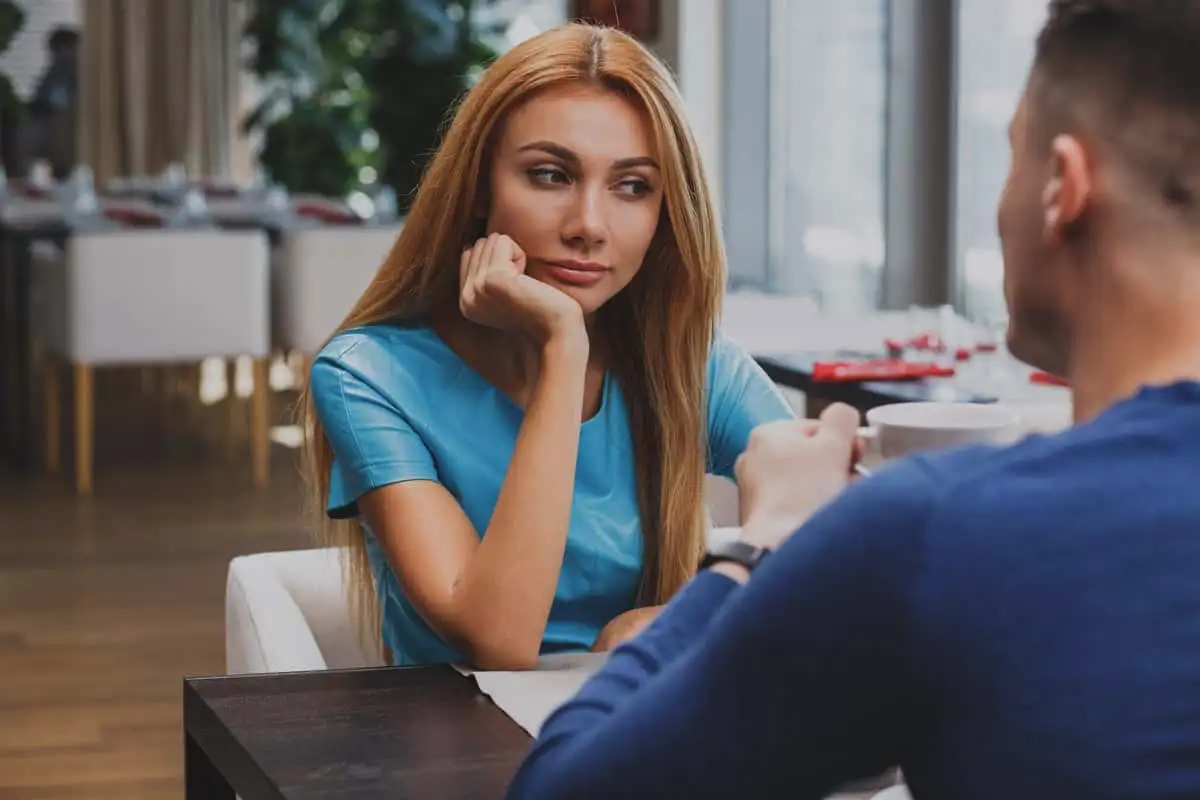 Kako prepoznati, da ljubezen tiho ugaša – dve znaki, ki jih spregledate