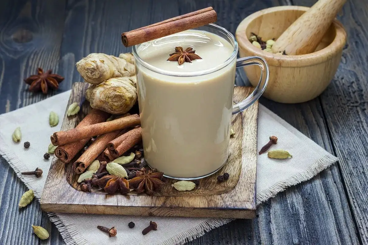 Zakaj mešati mleko s cimetom: koristi in kako to pomaga