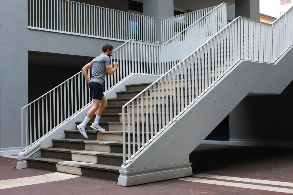Mit ravnega trebuha: Zakaj trebušnjaki ne sežejo maščobe in kaj res deluje