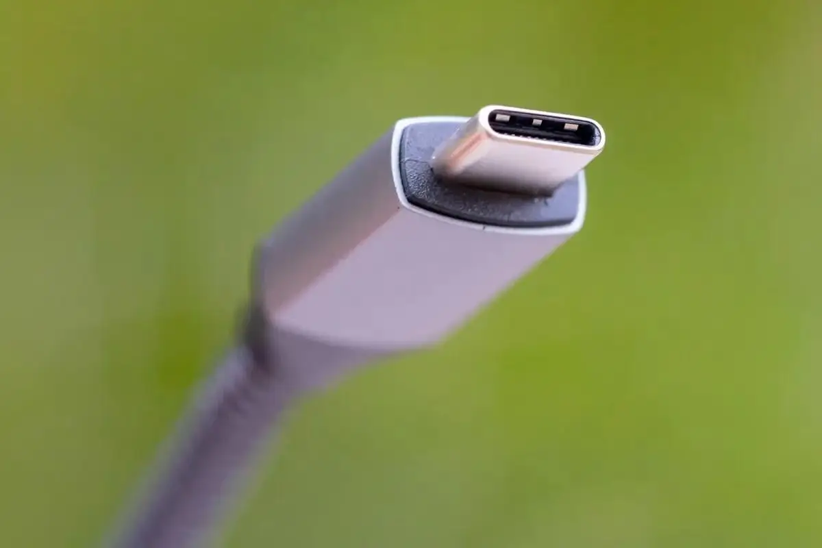 Najpogostejši miti o USB-C, ki vas leta 2025 še vedno delajo norca