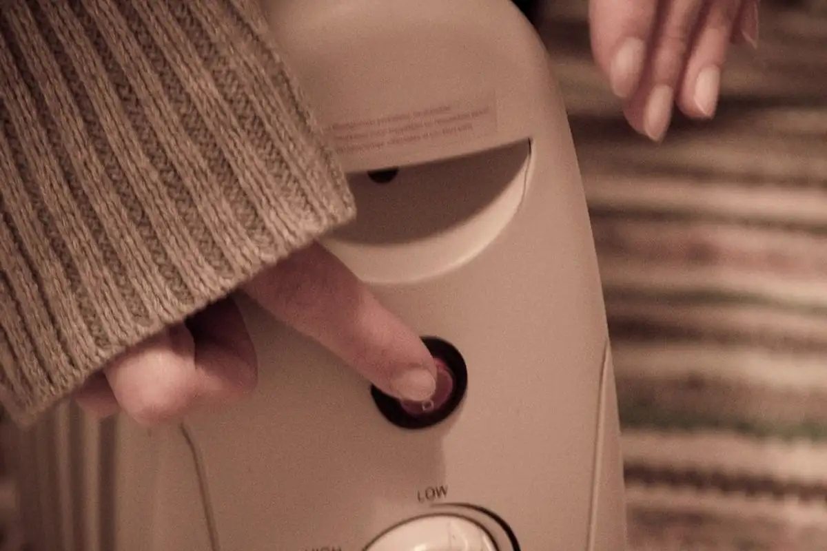 Miza camilla: Zakaj je nevarnejša, kot mislite, in kako preprečiti požare z grelnikom pod njo