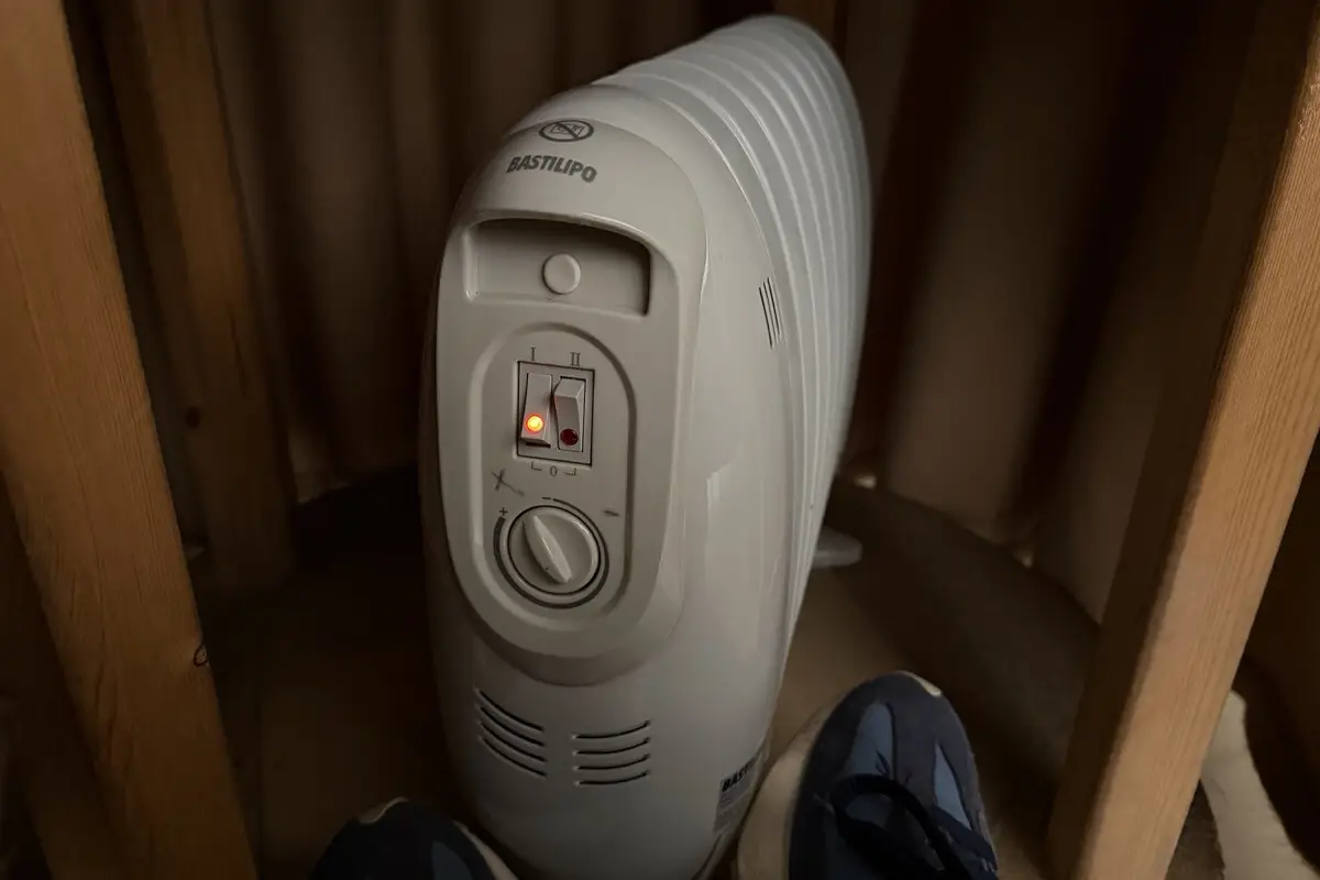 Miza camilla: Zakaj je nevarnejša, kot mislite, in kako preprečiti požare z grelnikom pod njo