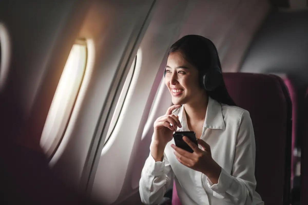 Adiós k mobilniku na letalu: pravilo letališč, ki ga (skoraj) nihče ne pozna in vam lahko pokvari potovanje