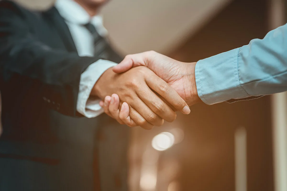Zakaj nekateri močno stisnejo roko pri pozdravu: Psihološki signali