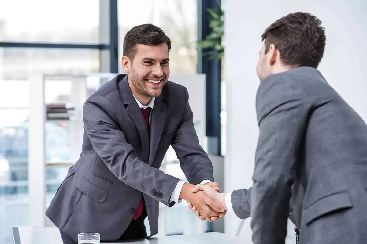 Zakaj nekateri močno stisnejo roko pri pozdravu: Psihološki signali