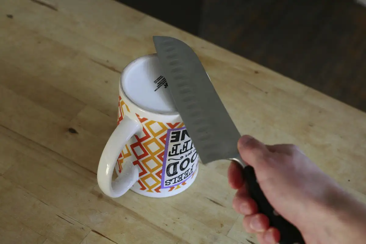 Stari trik ferantarjev: z navadno keramično skodelico naostriš katerikoli nož tako ostro