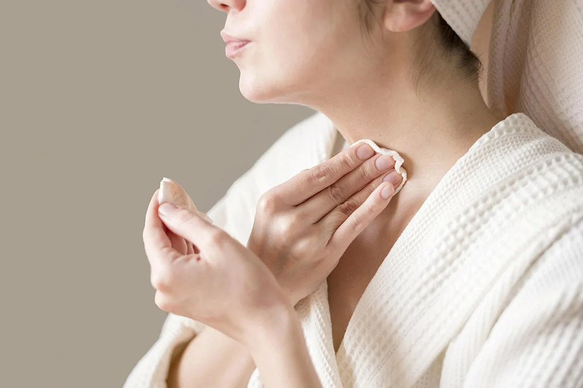 Nega vratu in dekolteja: Kako preprečiti Veneerine obroče in ohraniti gladko kožo do 60. leta