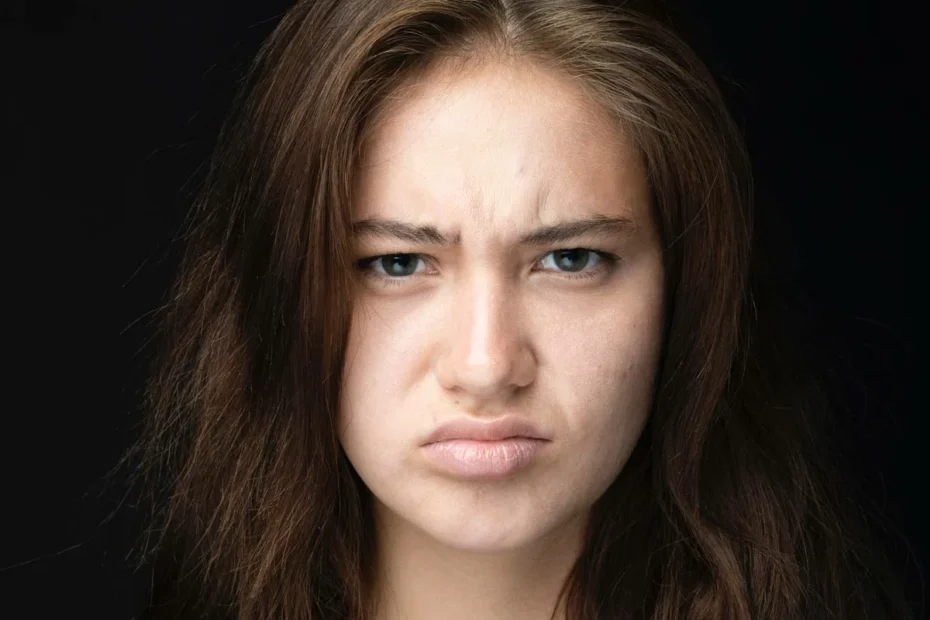 Kaj pomeni, ko nekdo namrči obrvi: Jezik telesa razkriva resnico