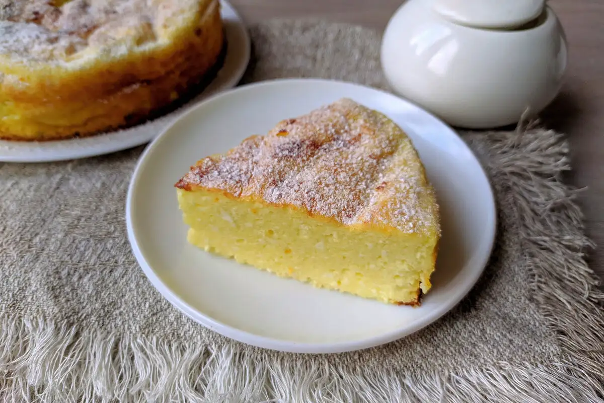 Stroj za potovanje v čas: Nežna skutina torta z zdrobom, kot iz vrtca!