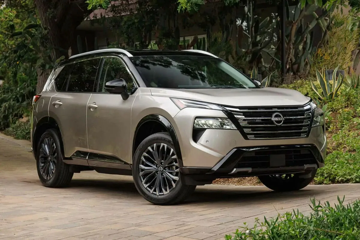 Zakaj mehaniki pravijo: “Nissan je smeti” – in kdaj ga vseeno lahko kupite brez skrbi