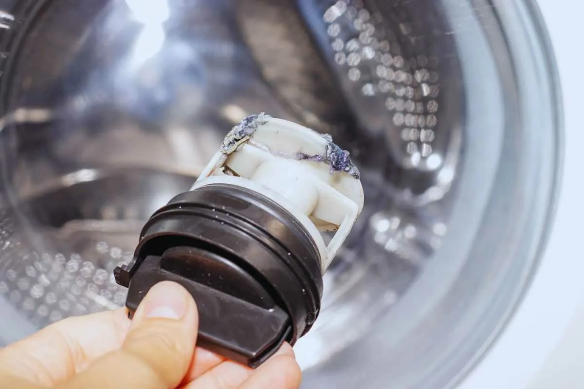 Zakaj se vaša oblačila pokvarijo in pridejo iz stroja z madeži – strokovnjakinja razkriva razloge