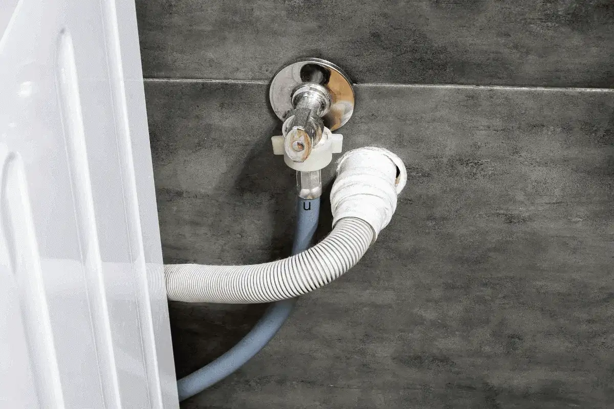 Kako očistiti pralni stroj, filter in se znebiti neprijetnega vonja – da bo perilo spet dišalo po svežini