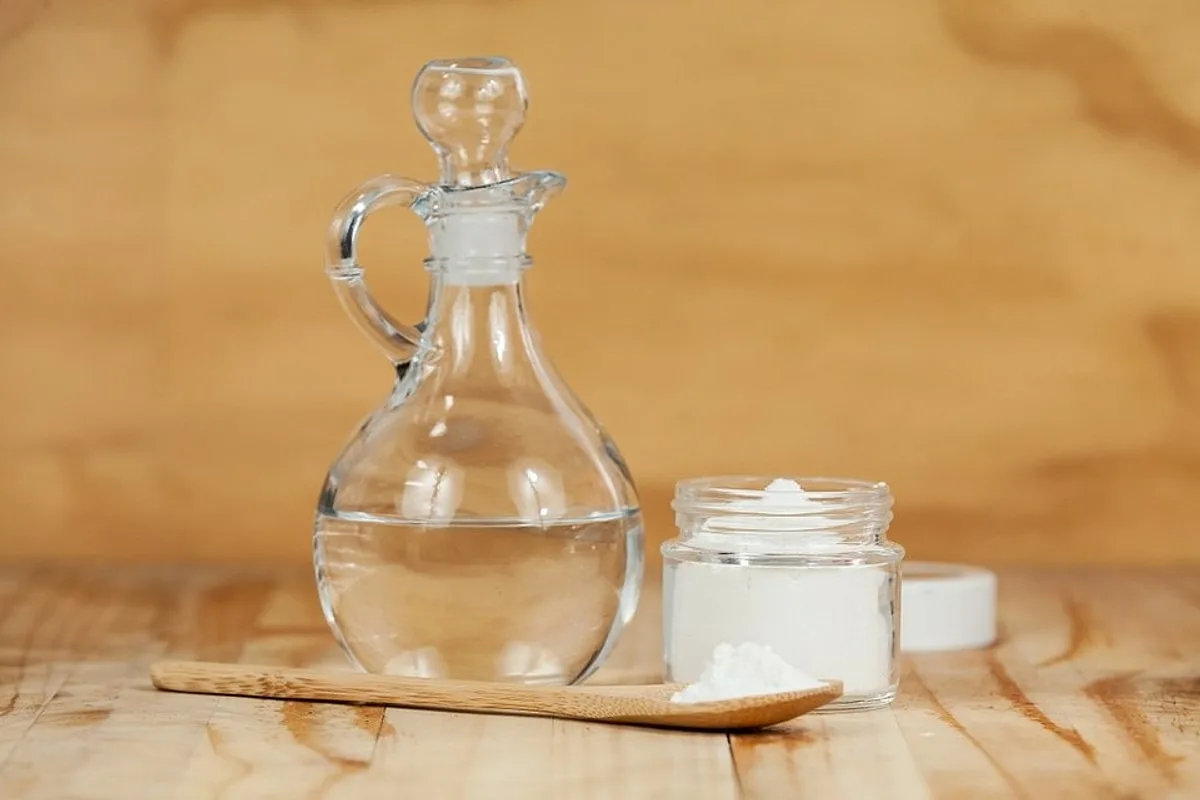 Kako očistiti pralno stroj s sodo in kisom: Svežina v eni uri