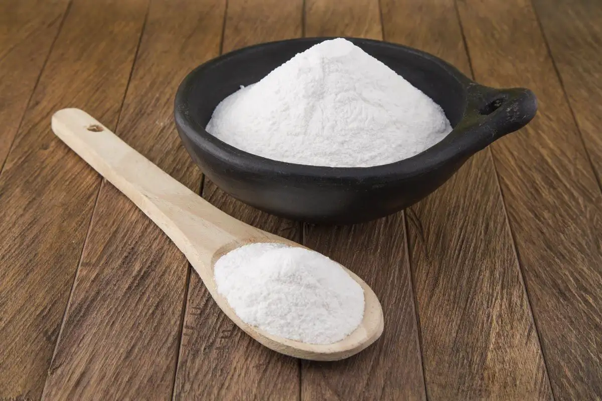 Kako očistiti ptičje iztrebke z avta s sodo bikarbono