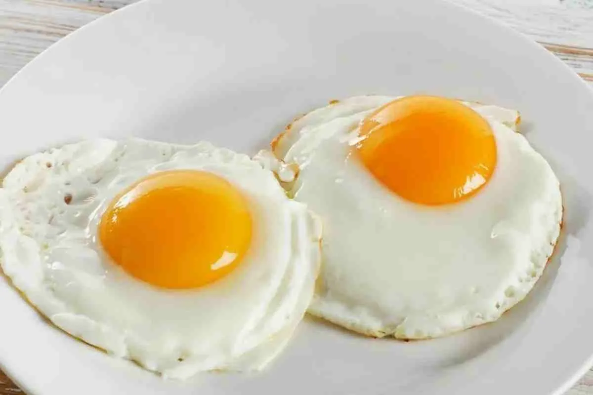 Kako ocvrti jajca, da se ne primejo na ponev: Preprost trik, ki res deluje