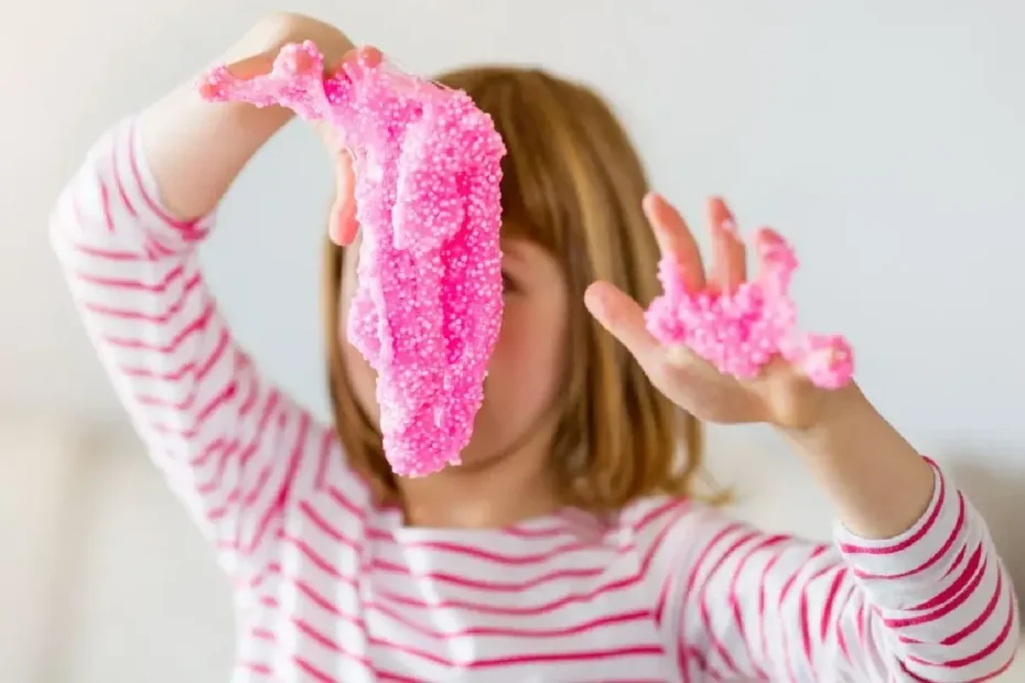 Nesreča s slimom v laseh: Kako ga odstraniti brez škarj in ohraniti zdrave lase